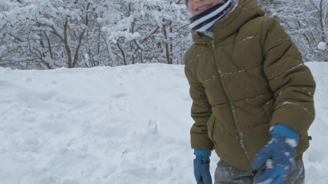 男孩和朋友们在冬天的公园里玩雪视频素材