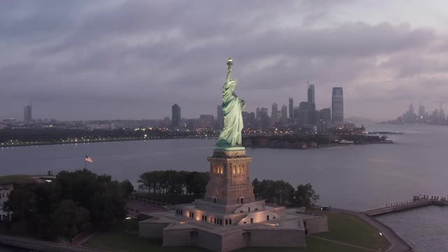 曼哈顿，纽约市天际线揭示前的自由女神像，清晨日出鸟瞰图视频素材