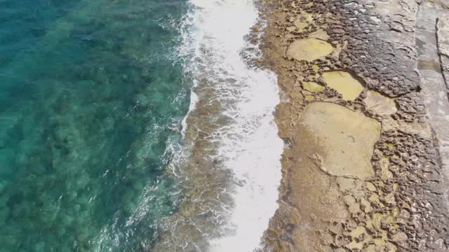 被地中海冲刷的岩石海岸，马耳他斯里马市视频素材