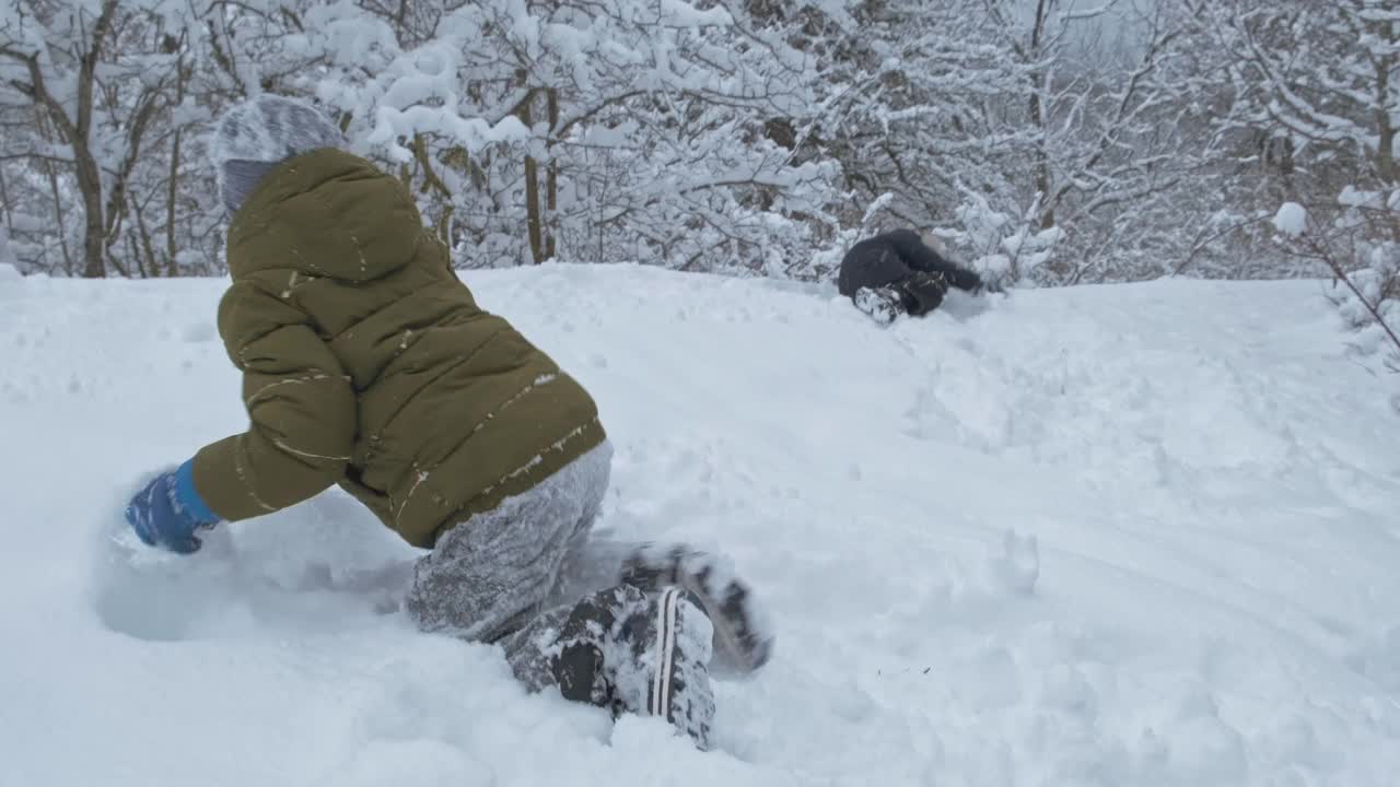 男孩和朋友们在冬天的公园里玩雪视频素材