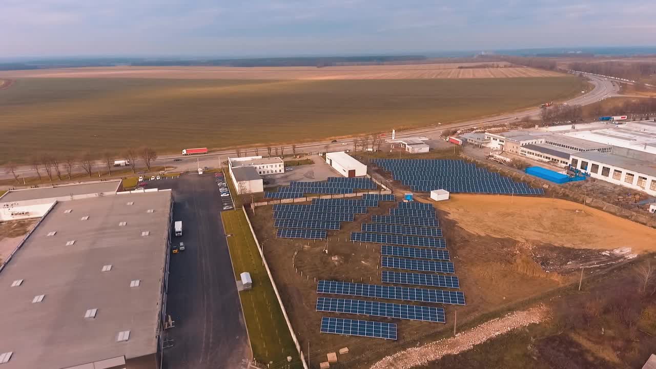 空中太阳能光伏。在太阳能农场的太阳能电池板的无人机视图视频素材