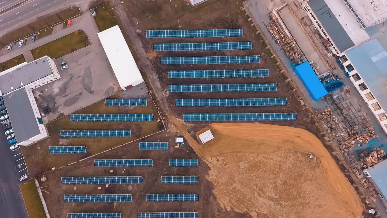 来自无人机的太阳能电池板。农村太阳能工程场地鸟瞰图视频素材