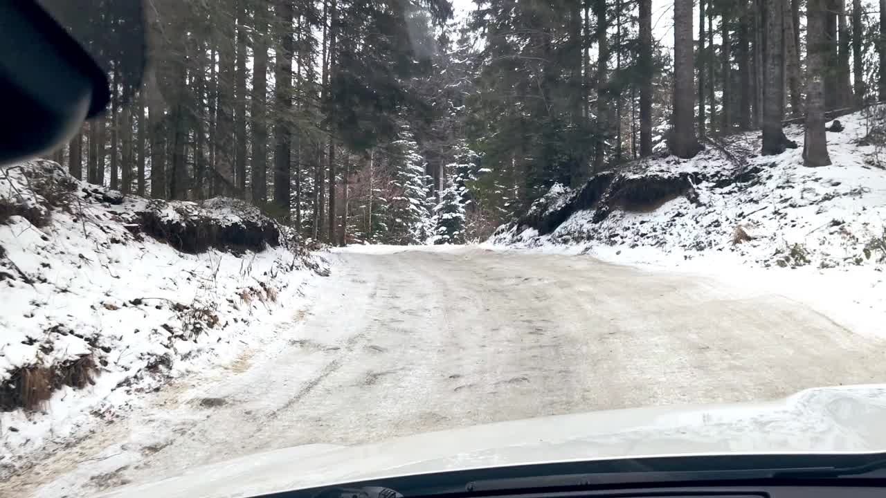 在雪山路上开车视频素材