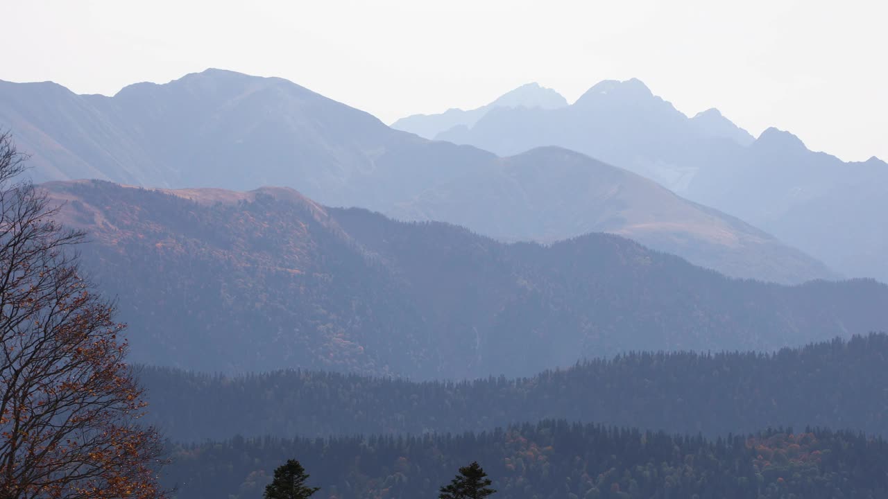 俄罗斯阿迪加高地上雄伟的山顶一层层视频素材