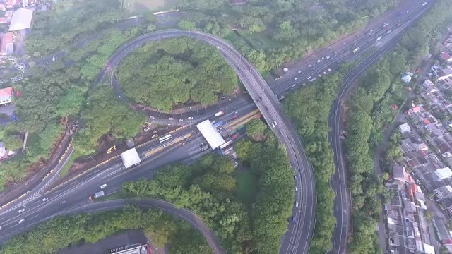 空中飞行在早晨的高速公路上视频素材