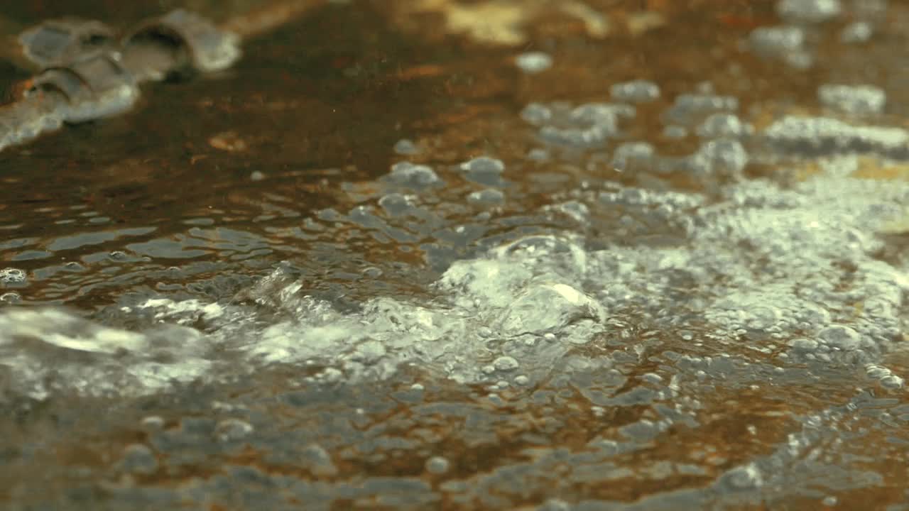 流水以慢镜头180帧每秒的速度流淌视频素材