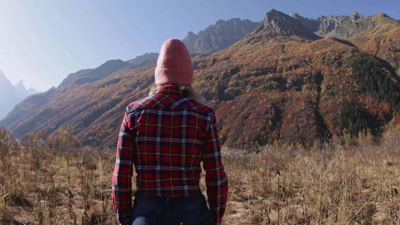 年轻女子在山中享受。高山快乐游客视频素材