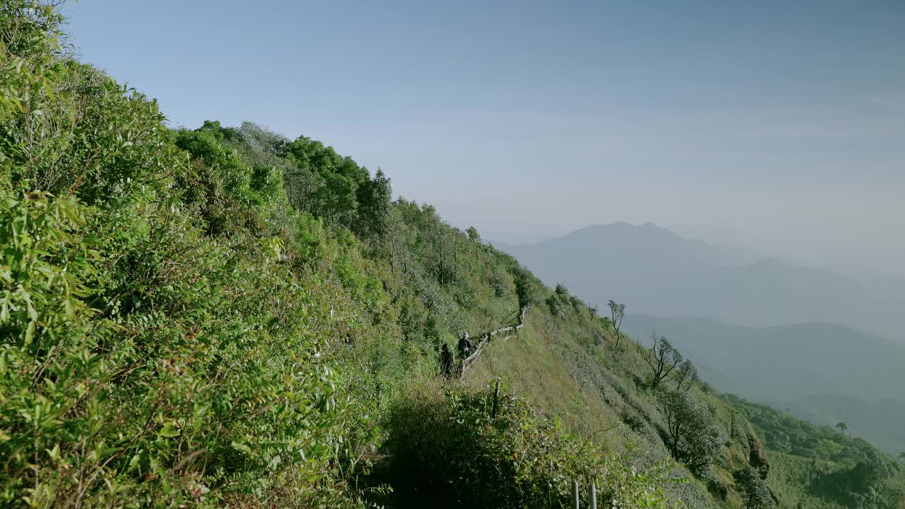 泰国清迈，从热带雨林出发的一条狭窄的山间小道。视频素材