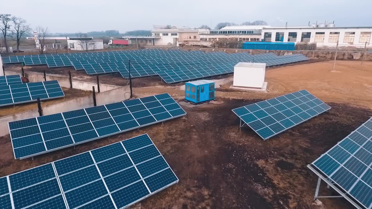 太阳能电池板安装在现场。太阳能电池板农场鸟瞰图视频素材