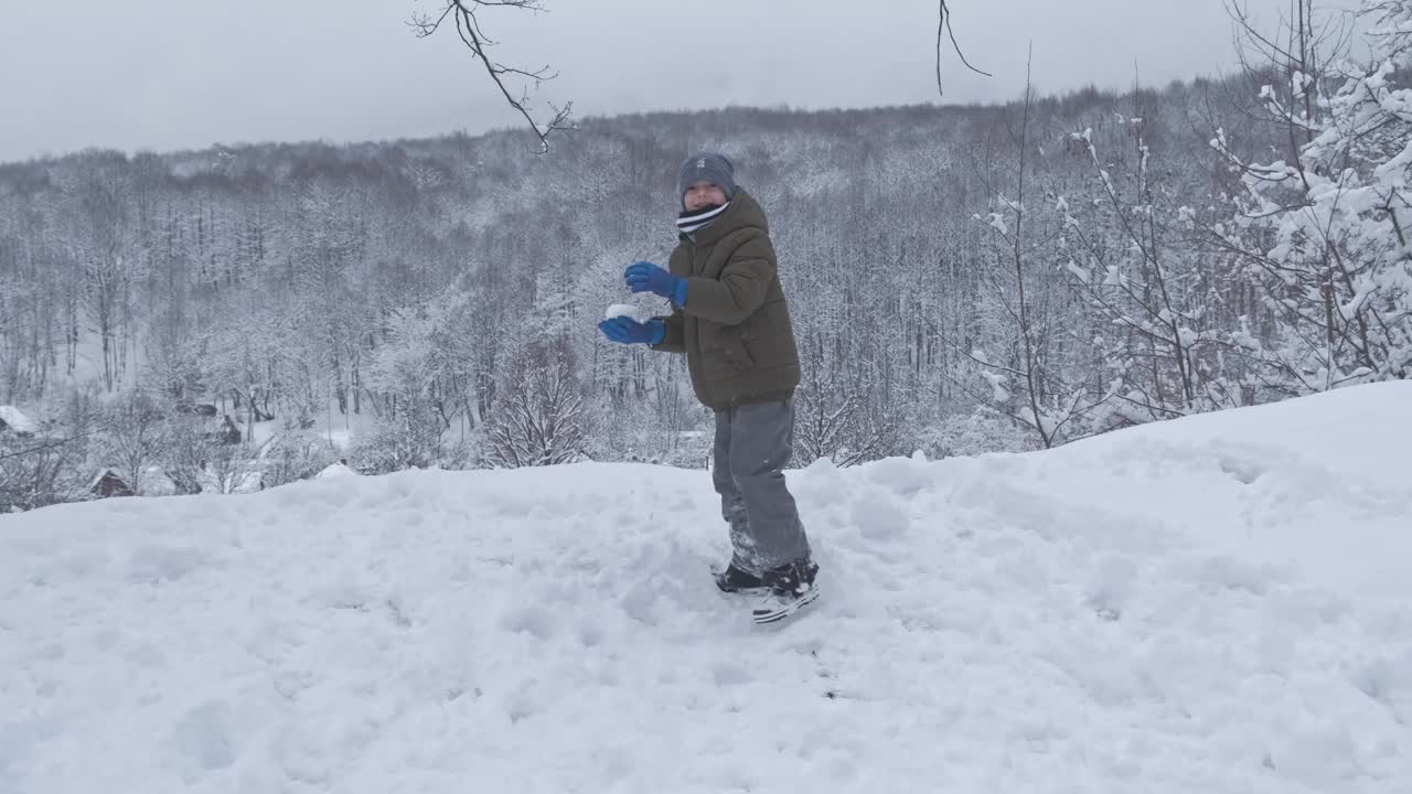 微笑的孩子们在户外玩雪视频素材