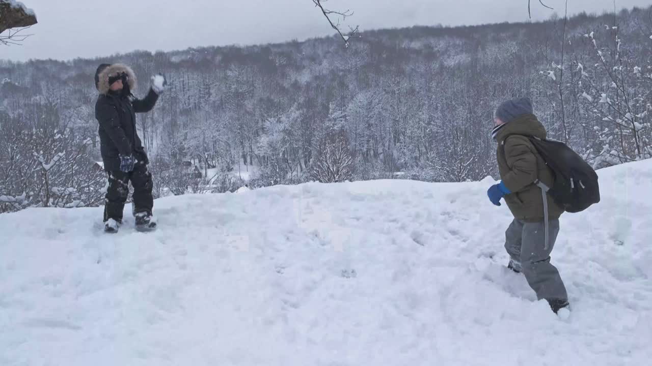 微笑的孩子们在户外玩雪视频素材