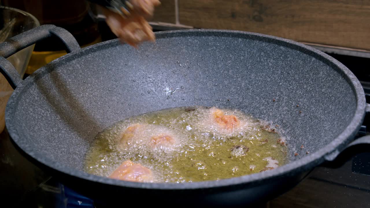 油煎鸡“炸鸡”视频素材