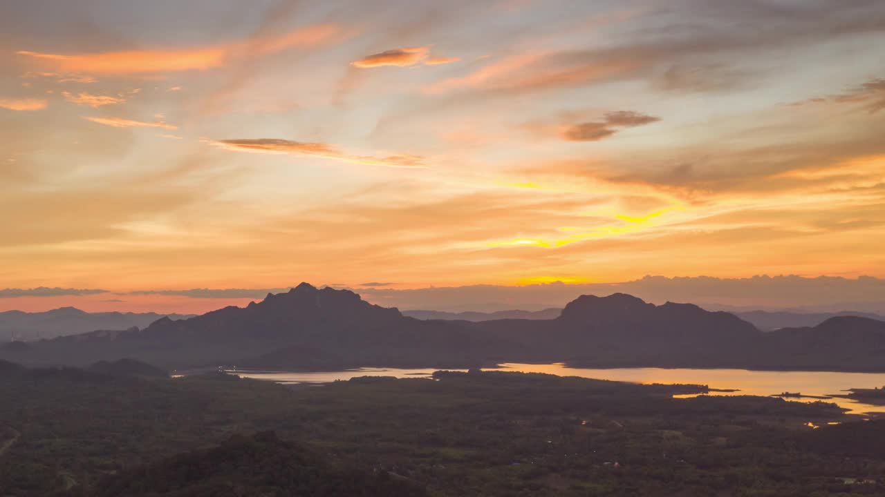 超延时4K，无人机夜景的鸟瞰图戏剧性的天空，日落背后的山脉，色彩缤纷，梅莫，泰国。视频素材