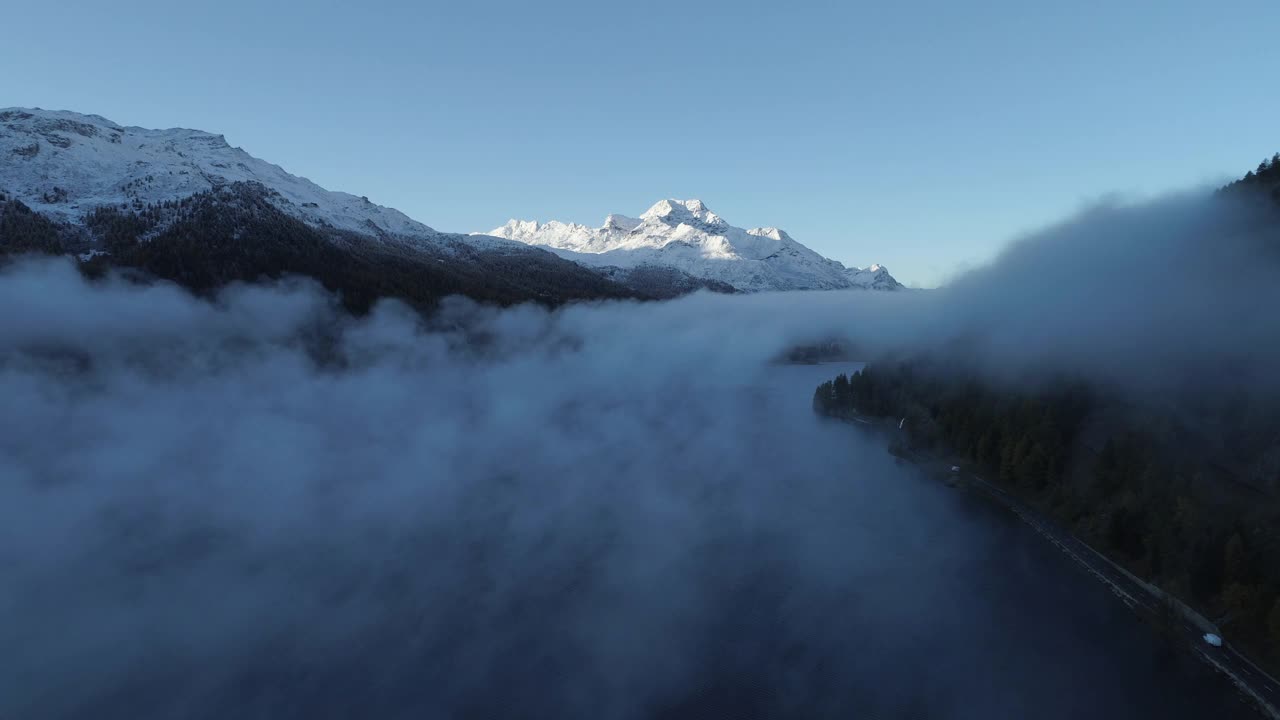 雾和道路，圣莫里茨，格劳宾登州，瑞士视频素材