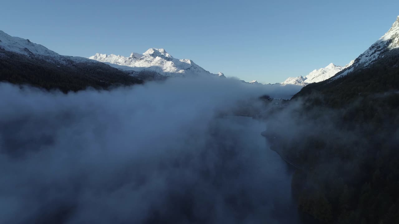 瑞士格劳宾登州圣莫里茨湖上空的雾视频素材