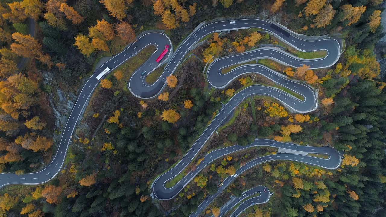 鸟瞰秋天的马洛嘉Pass, Grisons，瑞士视频素材