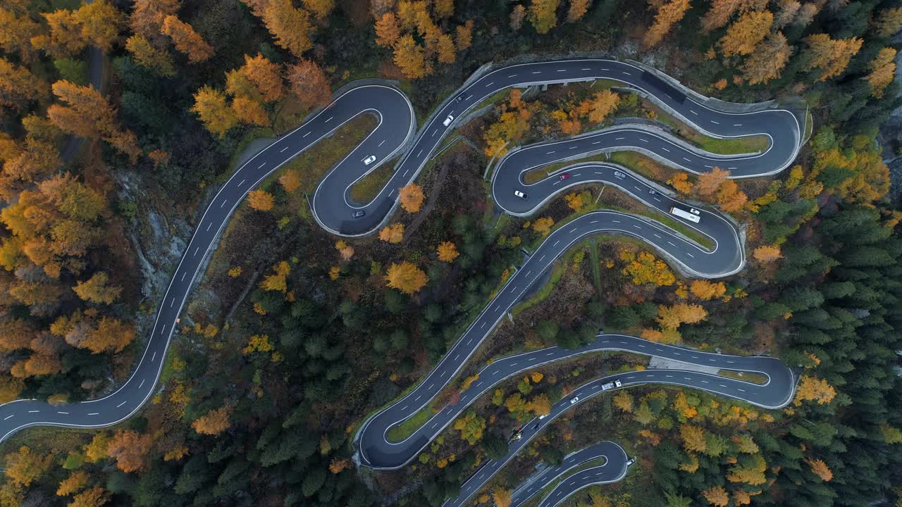 鸟瞰秋天的马洛嘉Pass, Grisons，瑞士视频素材