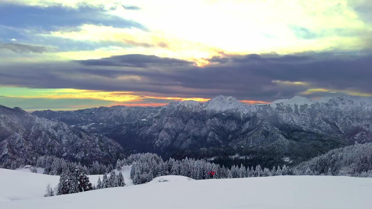 高山冬季景观与徒步滑雪视频下载