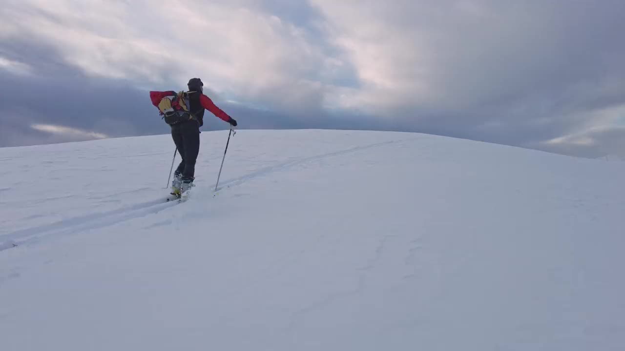 滑雪登山夫妇上山视频下载