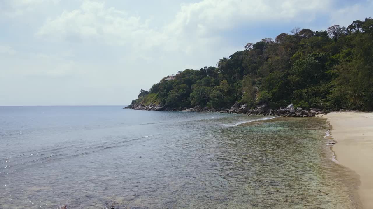 无人机俯瞰海洋和海滩岩石的鸟瞰图，泰国飞行在清澈的蓝色海水上方令人惊讶的低航拍海面。股票视频视频素材