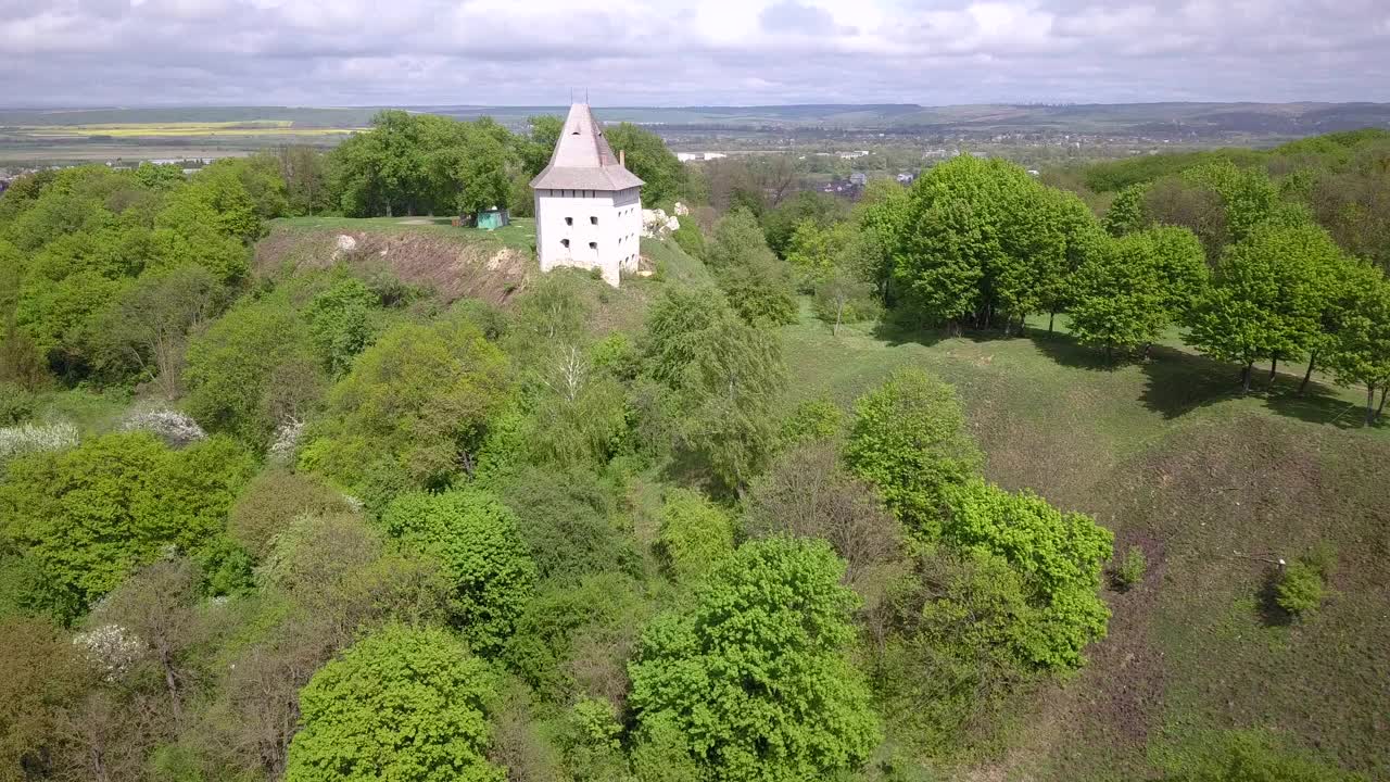 鸟瞰图的老城堡在城镇的哈里奇，老乌克兰首都在Ivano-Frankivsk地区，乌克兰。视频素材