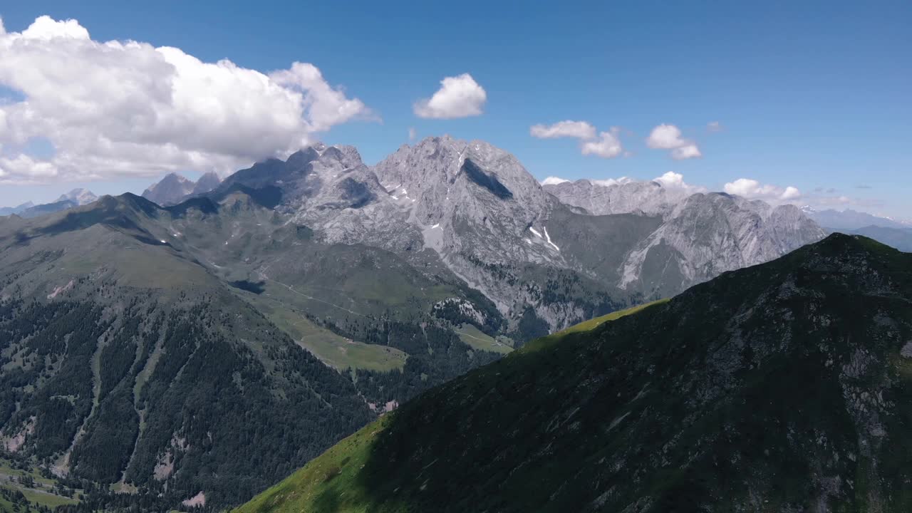 在夏季，Ploeckenpass，奥地利的高山景观的无人机视图视频素材