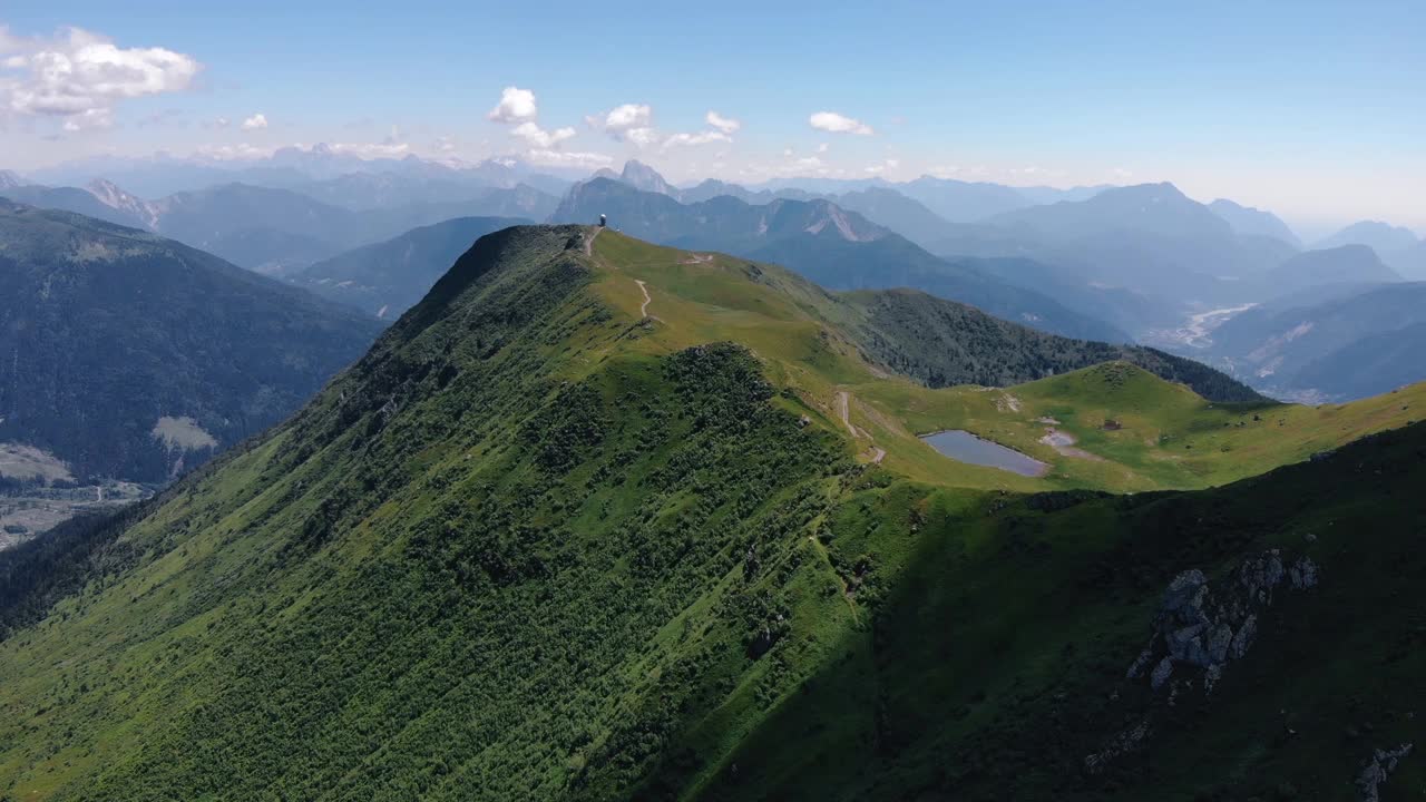 在夏季，弗里利威尼斯朱利亚，意大利的高山景观无人机视图视频素材