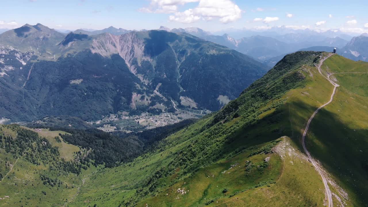 在夏季，弗里利威尼斯朱利亚，意大利的高山景观无人机视图视频素材