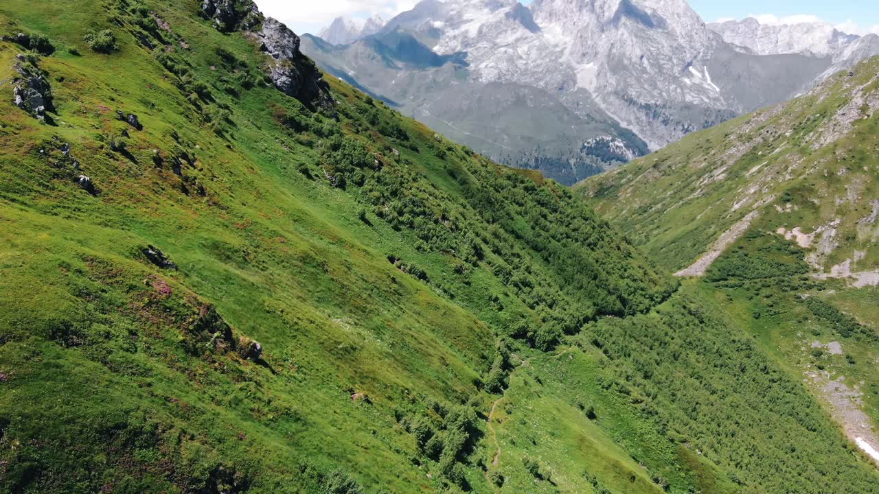 在夏季，Ploeckenpass，奥地利的高山景观的无人机视图视频素材