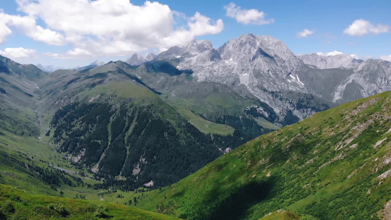 在夏季，Ploeckenpass，奥地利的高山景观的无人机视图视频素材