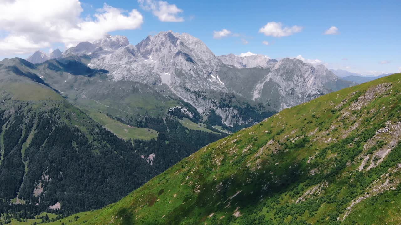 在夏季，Ploeckenpass，奥地利的高山景观的无人机视图视频素材