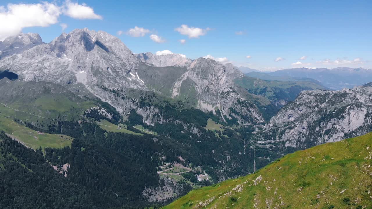 在夏季，Ploeckenpass，奥地利的高山景观的无人机视图视频素材