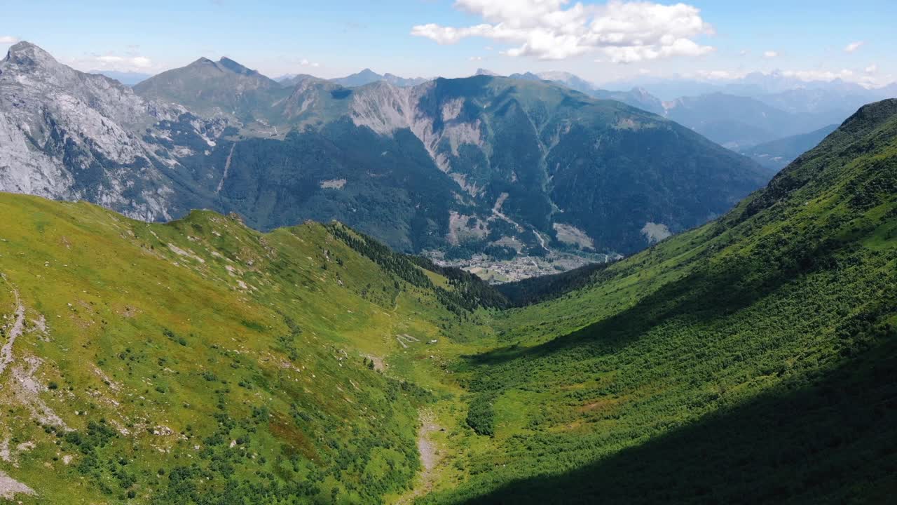 在夏季，弗里利威尼斯朱利亚，意大利的高山景观无人机视图视频素材