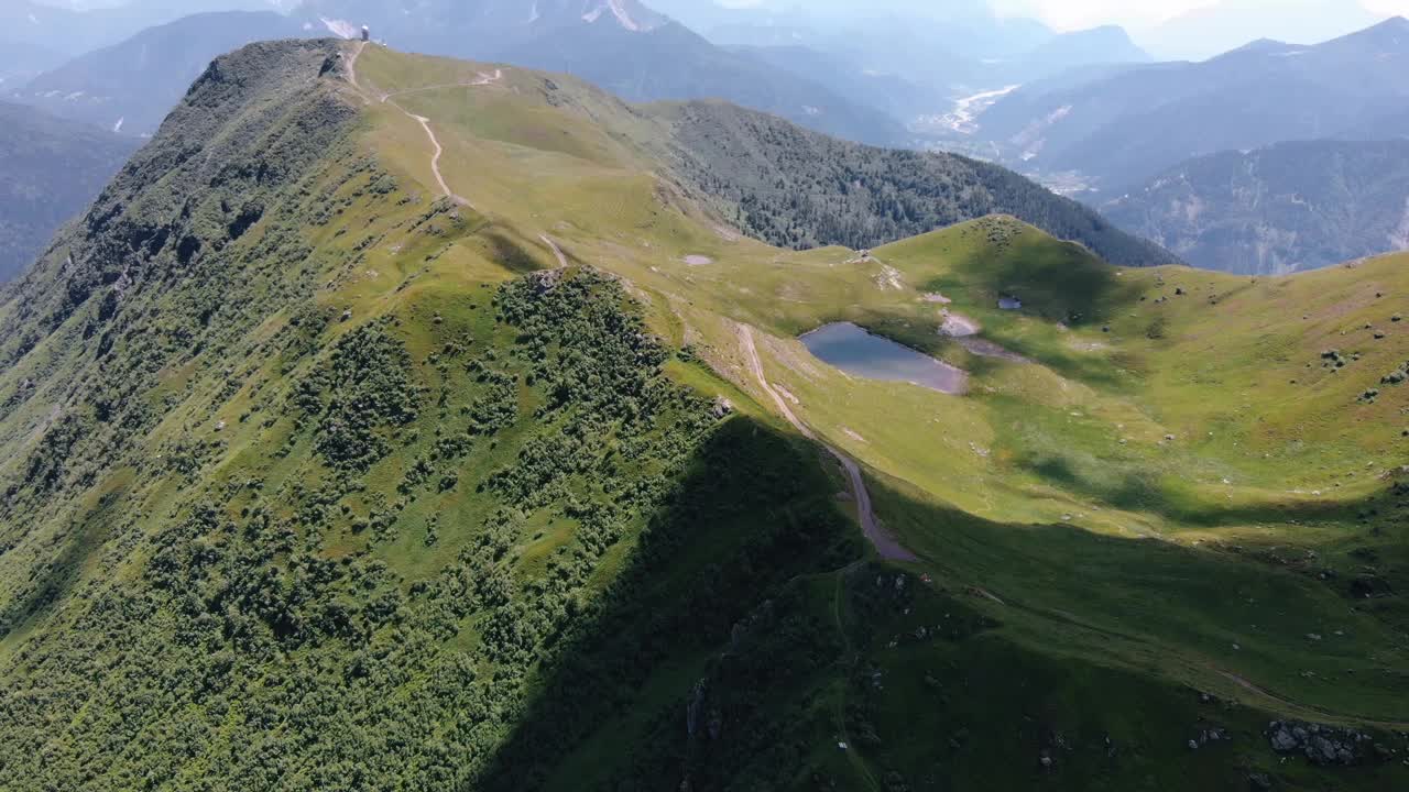 在夏季，弗里利威尼斯朱利亚，意大利的高山景观无人机视图视频素材