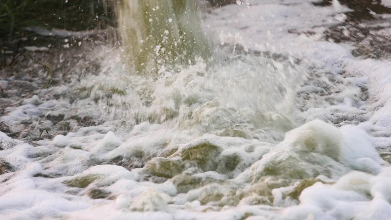 污水中的浊度和悬浮物从污水管中排出视频素材