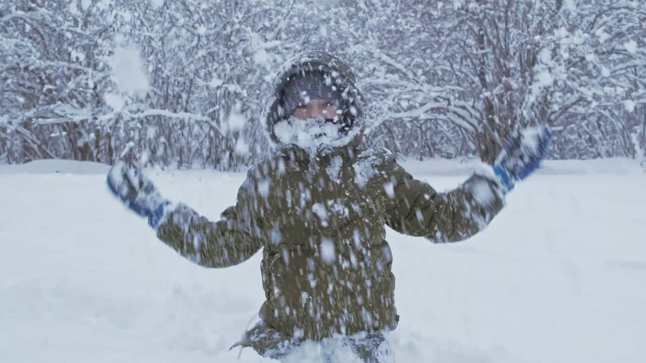 微笑的孩子在户外玩雪视频素材