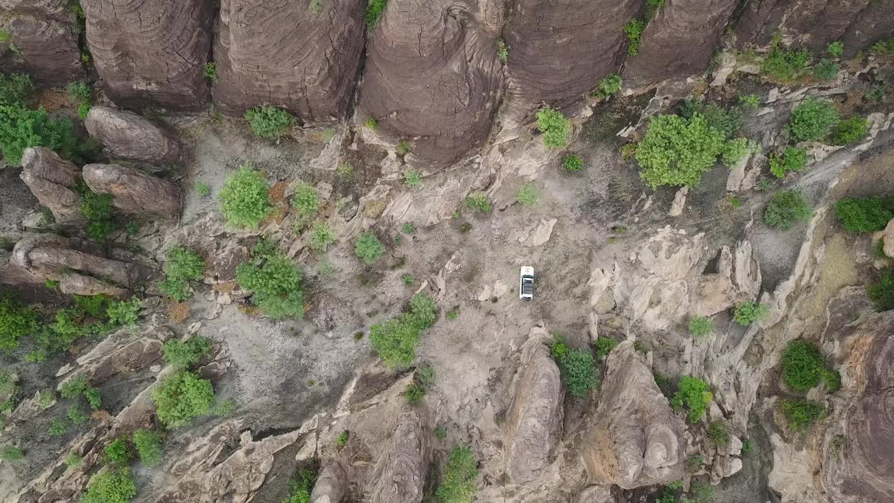 越野车在非洲的岩石景观中行驶视频素材