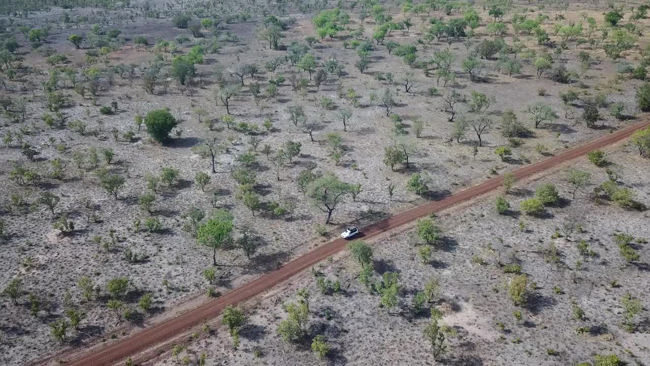 在贝宁彭德贾里国家公园行驶的越野车视频素材