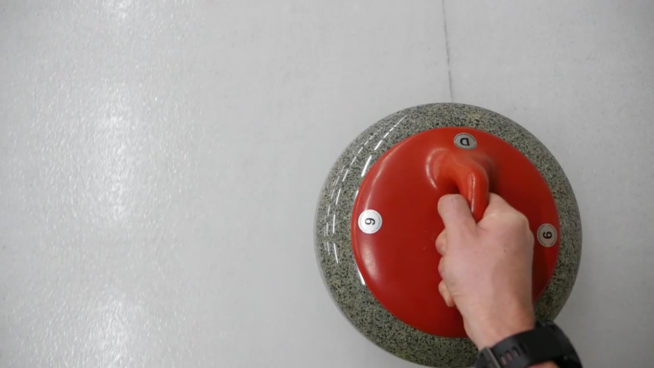 玩冰壶，冬季运动。POV，个人对选手在冰上滑石的看法。概念:冬季奥运会项目，冬季团体赛。视频素材画面1