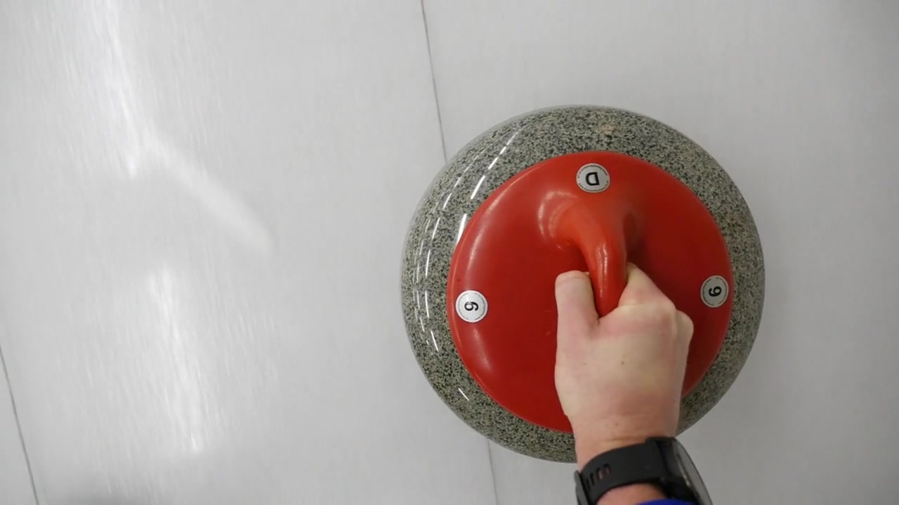 玩冰壶，冬季运动。POV，个人对选手在冰上滑石的看法。概念:冬季奥运会项目，冬季团体赛。视频素材画面3