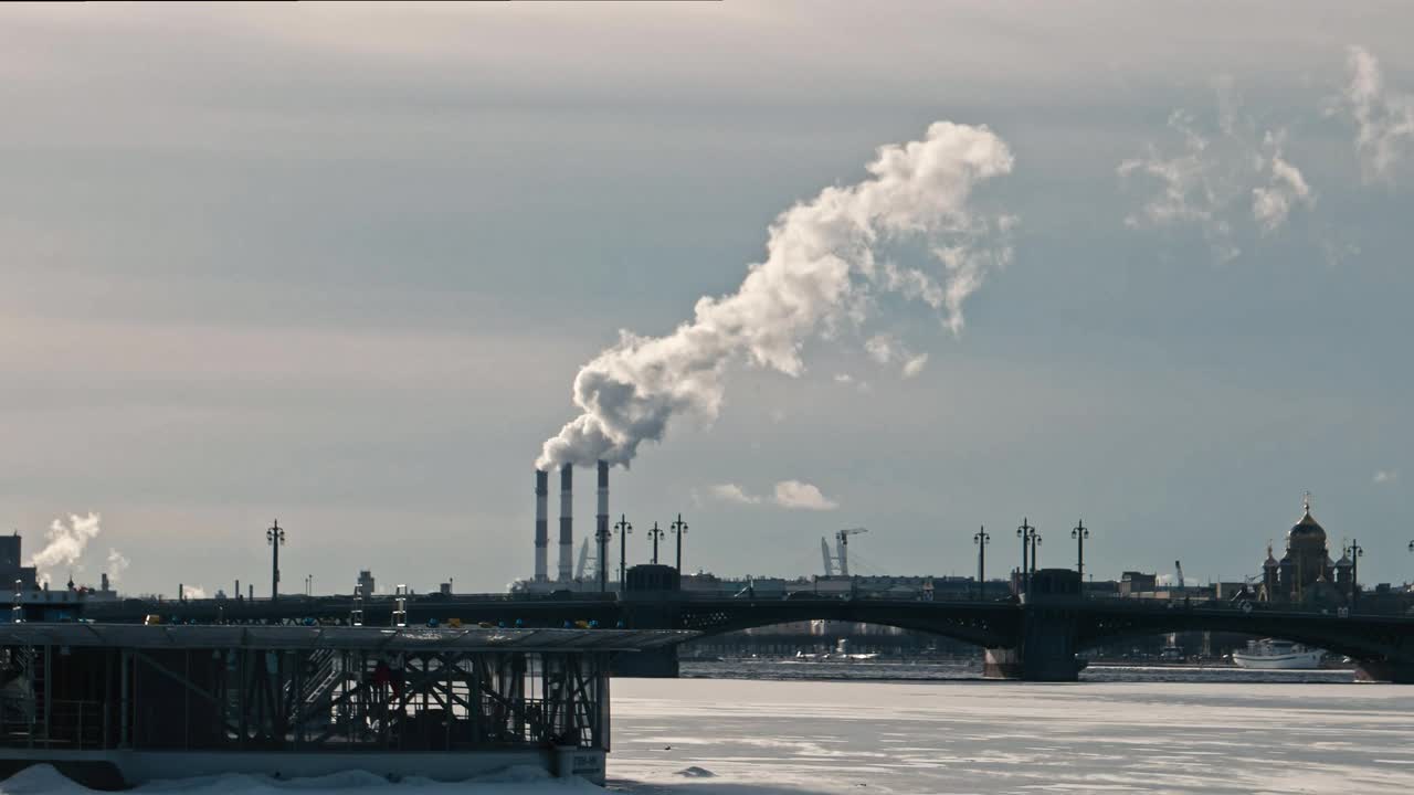 污染的空气。涅瓦河上的冬景，圣彼得堡正在冒烟的烟囱视频素材