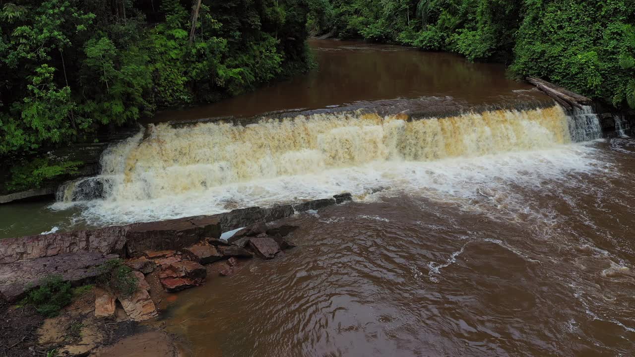 沙巴州因巴克峡谷热带雨林的浑瀑布。视频下载