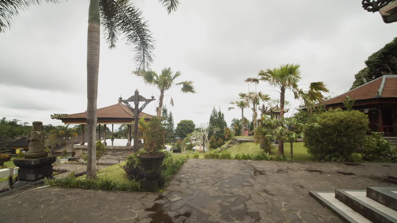 在印度尼西亚巴厘岛的Besakih寺庙手持拍摄神圣的建筑视频素材