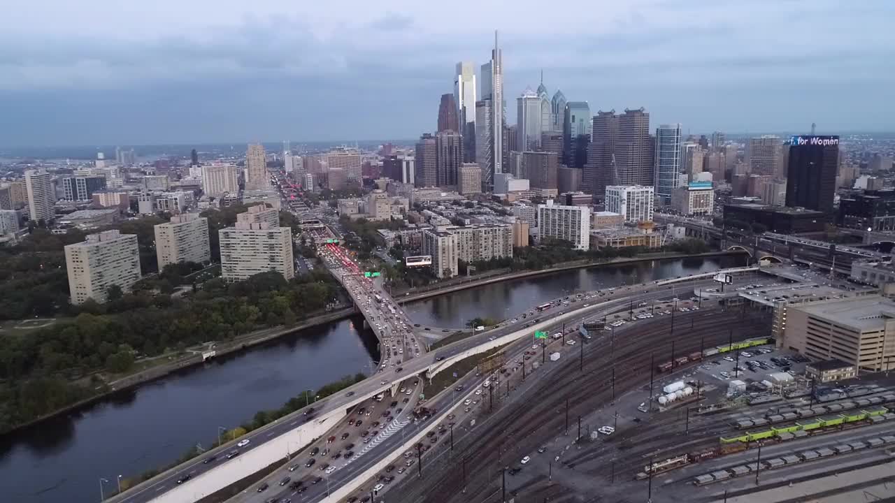 费城藤街高速公路，斯古吉尔河，铁路，火车站和商业区摩天大楼的背景。宾西法尼亚视频素材