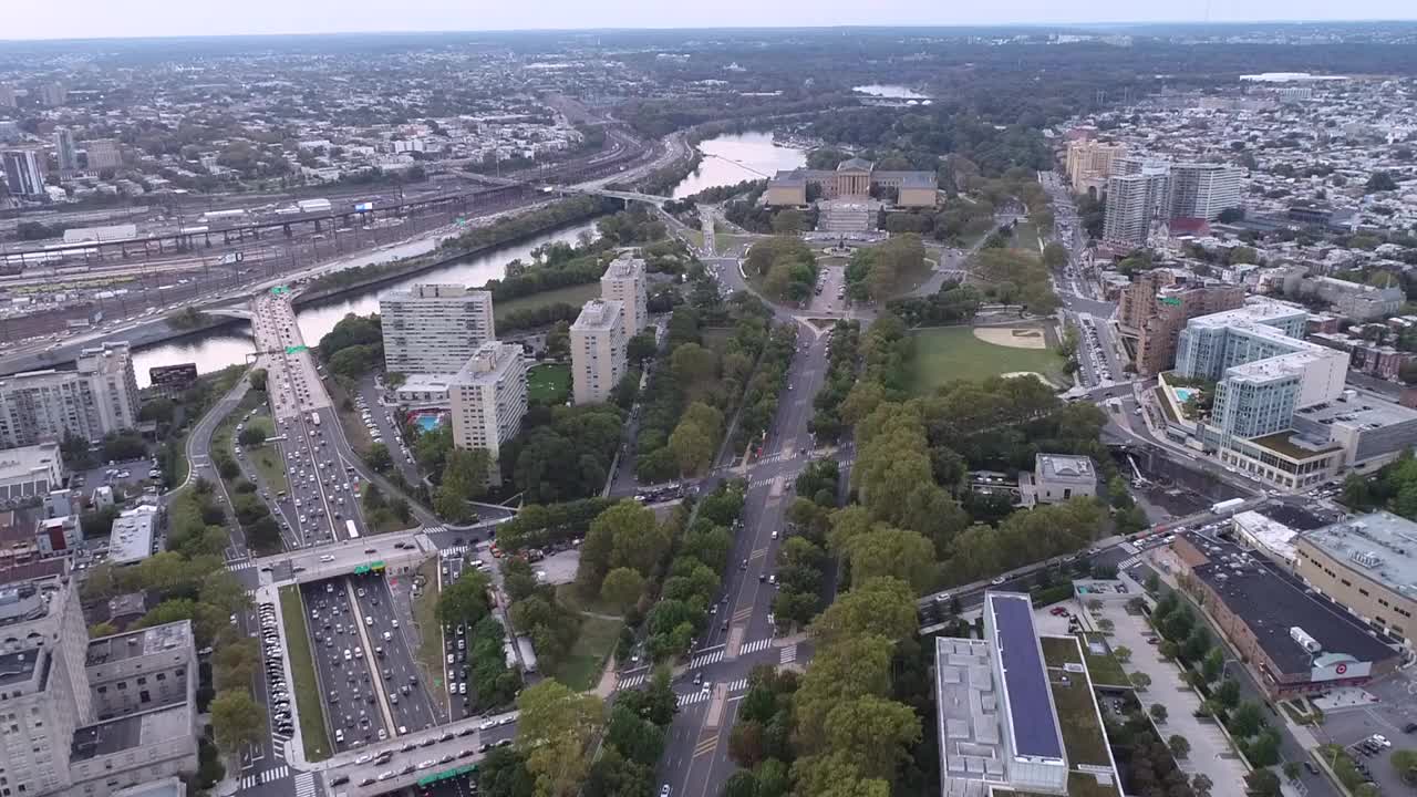 美丽的费城城市景观与艺术博物馆，藤街高速公路，斯古基尔河的背景。费城视频素材