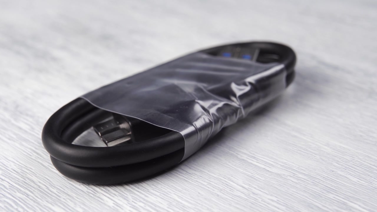 用于连接外部硬盘的USB线视频素材画面3