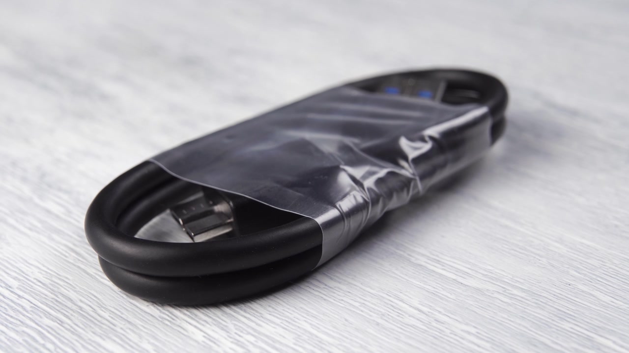 用于连接外部硬盘的USB线视频素材画面4