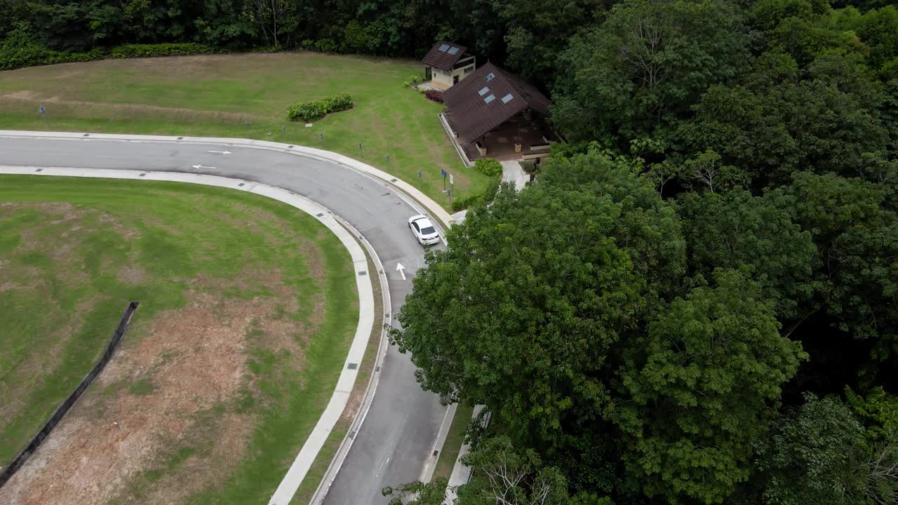 追踪一辆在森林道路上行驶的轿车视频下载