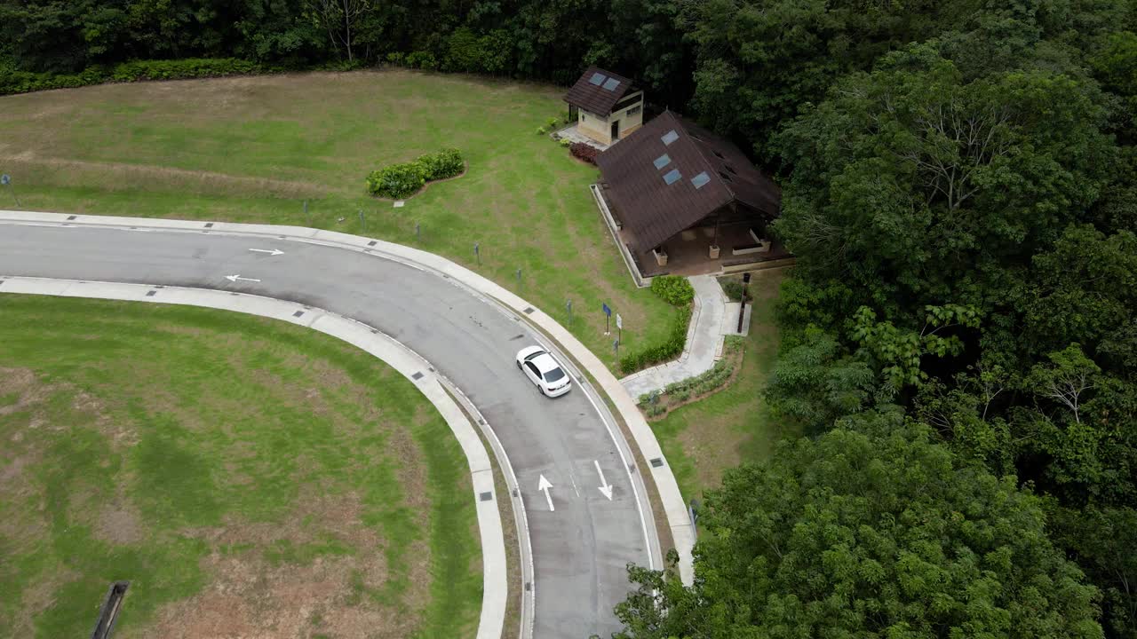 追踪一辆在森林道路上行驶的轿车视频下载