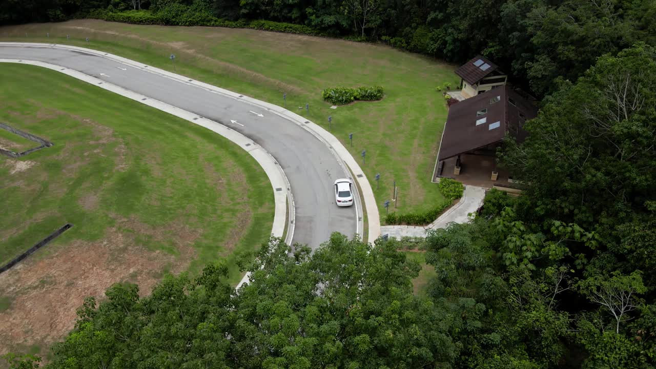 追踪一辆在森林道路上行驶的轿车视频素材